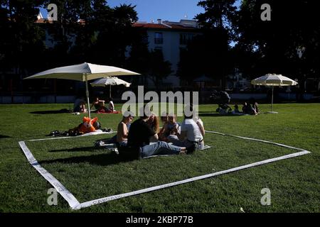 Le persone godono del sole mentre si siedono in diverse aree squadrate create dal comune per garantire l'allontanamento sociale nel parco di Alagoa durante la pandemia di Coronavirus COVID-19 a Cascais, Portogallo, il 23 maggio 2020. Il comune di Cascais ha implementato in diversi parchi Parkâ€™iniziativa â€œSummer nel€ che mira ad allentare la pressione sulle spiagge. (Foto di Pedro FiÃºza/NurPhoto) Foto Stock