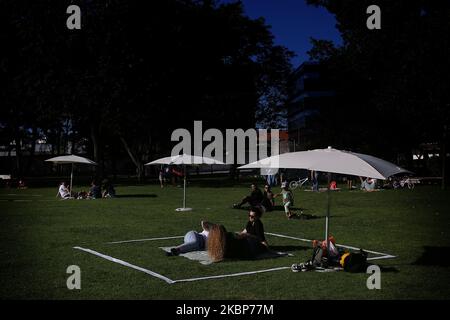 Le persone godono del sole mentre si siedono in diverse aree squadrate create dal comune per garantire l'allontanamento sociale nel parco di Alagoa durante la pandemia di Coronavirus COVID-19 a Cascais, Portogallo, il 23 maggio 2020. Il comune di Cascais ha implementato in diversi parchi urbani l'iniziativa Summer in the Park che mira ad allentare la pressione sulle spiagge. (Foto di Pedro FiÃºza/NurPhoto) Foto Stock