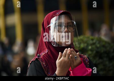 Una donna musulmana tailandese che indossa maschere protettive prega il primo giorno della festa di Eid al-Fitr che segna la fine del mese santo musulmano del Ramadan, presso il Centro islamico tailandese in mezzo alla diffusione della malattia di coronavirus (COVID-19) focolaio a Bangkok, Thailandia, 24 maggio, 2020. (Foto di Anusak Laowilas/NurPhoto) Foto Stock