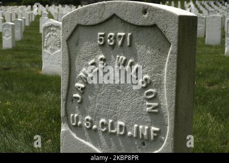 La pietra di sepoltura del soldato americano James Wilson è vista al Cypress Hill Cemetery, nel Brooklyn Borough di New York City USA il 24 maggio 2020. Il Memorial Day è una festa americana che commemora gli uomini e le donne morti durante il servizio militare negli Stati Uniti. (Foto di John Lamparski/NurPhoto) Foto Stock