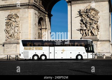 Una dozzina di dipendenti di imprese turistiche di autobus protestano intorno all'Arco di Trionfo, (Arco di Trionfo) a Parigi, in Francia, il 25 maggio 2020 per non essere parte del piano turistico del governo, per aiutare il settore del turismo durante la critica coronavirus. (Foto di Jerome Gilles/NurPhoto) Foto Stock