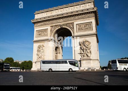 Una dozzina di dipendenti di imprese turistiche di autobus protestano intorno all'Arco di Trionfo, (Arco di Trionfo) a Parigi, in Francia, il 25 maggio 2020 per non essere parte del piano turistico del governo, per aiutare il settore del turismo durante la critica coronavirus. (Foto di Jerome Gilles/NurPhoto) Foto Stock