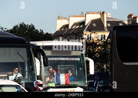 Una dozzina di dipendenti di imprese turistiche di autobus protestano intorno all'Arco di Trionfo, (Arco di Trionfo) a Parigi, in Francia, il 25 maggio 2020 per non essere parte del piano turistico del governo, per aiutare il settore del turismo durante la critica coronavirus. (Foto di Jerome Gilles/NurPhoto) Foto Stock