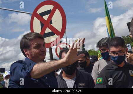 Senza maschera facciale, il presidente brasiliano Jair Bolsonaro saluta i suoi sostenitori a Praha dos Três Poderes, di fronte al Palazzo Planalto durante una protesta contro le misure di isolamento sociale, contro la Corte Suprema e il Congresso Nazionale, in mezzo alla pandemia di Coronavirus (COVID-19), a Brasilia, in Brasile, domenica 24 maggio, 2020. (Foto di Andre Borges/NurPhoto) Foto Stock