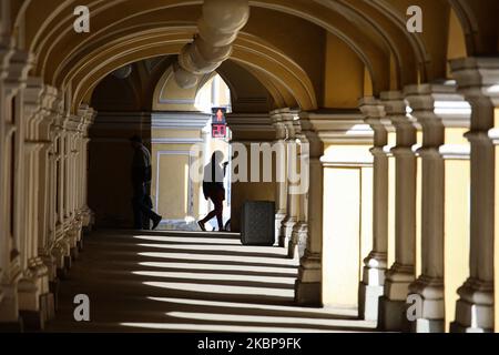 Una donna in una maschera protettiva cammina nel centro di San Pietroburgo. 13.713 persone sono state infettate in città. San Pietroburgo, Russia. 25 maggio 2020 (Foto di Valya Egorshin/NurPhoto) Foto Stock