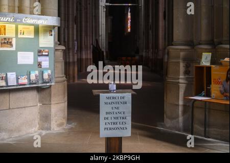 Gel idroalcolico messo a disposizione dei fedeli all'ingresso di una chiesa di Nantes, Francia, il 25 maggio 2020. Da sabato 23 maggio 2020, il governo francese ha autorizzato i luoghi di culto a tenere nuovamente i servizi religiosi soggetti ad applicare gesti di barriera per combattere Coronavirus/Covid19: È obbligatorio indossare maschere, fornitura di gel idroalcolico per i fedeli, condanna di un posto su due. (Foto di Estelle Ruiz/NurPhoto) Foto Stock