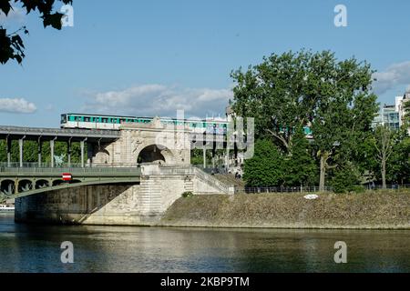 Linea metropolitana al ponte Bir Haken, Parigi, Francia, il 25 maggio 2020. (Foto di Daniel Pier/NurPhoto) Foto Stock