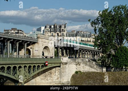 Linea metropolitana al ponte Bir Haken, Parigi, Francia, il 25 maggio 2020. (Foto di Daniel Pier/NurPhoto) Foto Stock