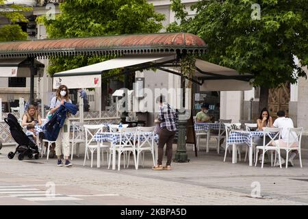 I clienti si siedono a tavoli socialmente distanziati tra loro sulla terrazza esterna di un bar, che opera a capacità ridotta in Plaza Oriente per aprire dopo 9 settimane di grave blocco da parte di Covid-19 il 26 maggio 2020 a Madrid, Spagna. Le regioni di Madrid e l'area metropolitana di Barcellona sono entrate nella fase 1, che consente la riapertura dei caffè al 50% (Foto di Oscar Gonzalez/NurPhoto) Foto Stock