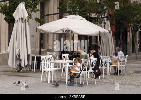 I clienti si siedono a tavoli socialmente distanziati tra loro sulla terrazza esterna di un bar, che opera a capacità ridotta in Plaza Oriente per aprire dopo 9 settimane di grave blocco da parte di Covid-19 il 26 maggio 2020 a Madrid, Spagna. Le regioni di Madrid e l'area metropolitana di Barcellona sono entrate nella fase 1, che consente la riapertura dei caffè al 50% (Foto di Oscar Gonzalez/NurPhoto) Foto Stock