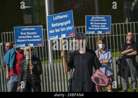Gli attivisti protestano contro il recente salvataggio di Lufthansa del governo tedesco di fronte alla Cancelleria di Berlino, Germania, il 27 maggio 2020. (Foto di Emmanuele Contini/NurPhoto) Foto Stock
