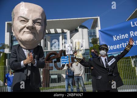 Gli attivisti protestano contro il recente salvataggio di Lufthansa del governo tedesco di fronte alla Cancelleria di Berlino, Germania, il 27 maggio 2020. (Foto di Emmanuele Contini/NurPhoto) Foto Stock