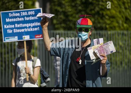 Gli attivisti protestano contro il recente salvataggio di Lufthansa del governo tedesco di fronte alla Cancelleria di Berlino, Germania, il 27 maggio 2020. (Foto di Emmanuele Contini/NurPhoto) Foto Stock