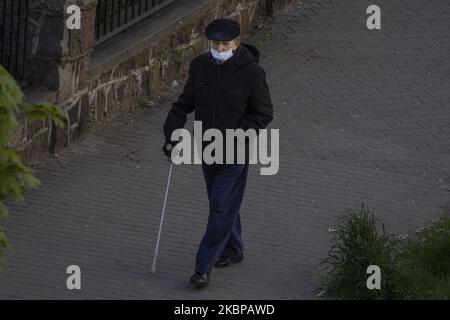 Un uomo anziano con un bastone da passeggio che indossa una maschera facciale è visto a Varsavia, Polonia, il 9 maggio 2020. (Foto di Jaap Arriens/NurPhoto) Foto Stock