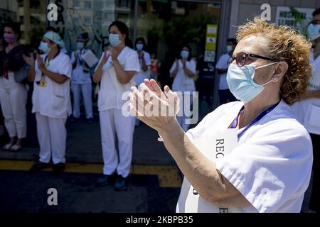 Gli operatori sanitari con medici e infermieri protestano contro il licenziamento degli operatori di rinforzo, chiedendo il recupero del 5% del salario perso nell'ultima crisi e miglioramenti della salute pubblica, duringil coronavirus - crisi Covid-19 a Barcellona, Catalogna, Spagna, 26 maggio 2020. (Foto di Albert Llop/NurPhoto) Foto Stock