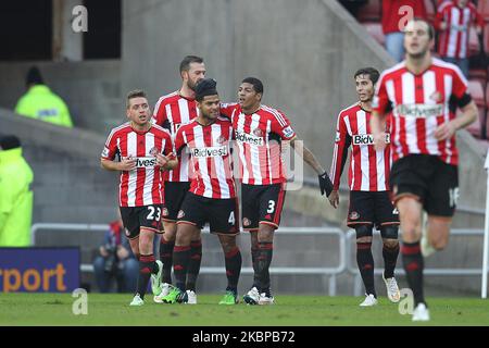 Patrick van Aanholt di Sunderland festeggia con i suoi compagni di squadra dopo aver segnato il loro primo gol durante la partita della fa Cup Third Round tra Sunderland e Leeds United allo Stadio di luce, Sunderland domenica 4th gennaio 2015 (Foto di Mark Fletcher/MI News/NurPhoto) Foto Stock