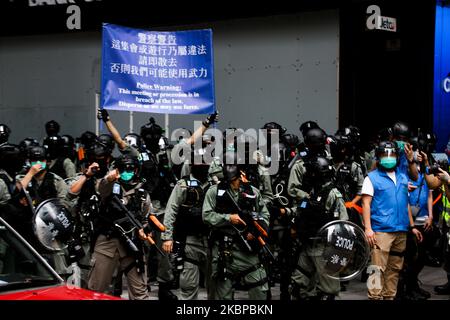 La polizia solleva la bandiera blu come avvertimento per raccogliere i manifestanti durante le dimostrazioni di strada a pranzo nel centro, isola di Hong Kong, Hong Kong, 27th maggio 2020 (Foto di Tommy Walker/NurPhoto) Foto Stock