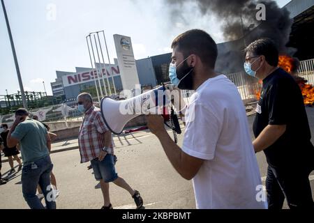 I lavoratori della fabbrica Montcada i Reixac, vicino a Barcellona, della società NISSAN hanno risposto con la combustione di pneumatici e tagli stradali all'annuncio della multinazionale automobile di chiudere tutti gli impianti in Catalogna alla fine di quest'anno, a Barcellona, in Spagna, il 28 maggio 2020. (Foto di Albert Llop/NurPhoto) Foto Stock