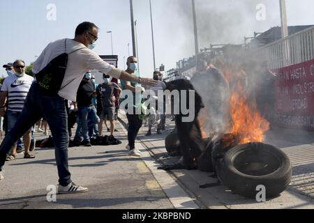 I lavoratori della fabbrica Montcada i Reixac, vicino a Barcellona, della società NISSAN hanno risposto con la combustione di pneumatici e tagli stradali all'annuncio della multinazionale automobile di chiudere tutti gli impianti in Catalogna alla fine di quest'anno, a Barcellona, in Spagna, il 28 maggio 2020. (Foto di Albert Llop/NurPhoto) Foto Stock