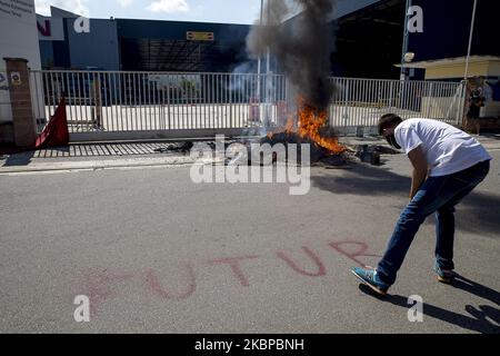 I lavoratori della fabbrica Montcada i Reixac, vicino a Barcellona, della società NISSAN hanno risposto con la combustione di pneumatici e tagli stradali all'annuncio della multinazionale automobile di chiudere tutti gli impianti in Catalogna alla fine di quest'anno, a Barcellona, in Spagna, il 28 maggio 2020. (Foto di Albert Llop/NurPhoto) Foto Stock