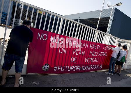 I lavoratori della fabbrica Montcada i Reixac, vicino a Barcellona, della società NISSAN hanno risposto con la combustione di pneumatici e tagli stradali all'annuncio della multinazionale automobile di chiudere tutti gli impianti in Catalogna alla fine di quest'anno, a Barcellona, in Spagna, il 28 maggio 2020. (Foto di Albert Llop/NurPhoto) Foto Stock