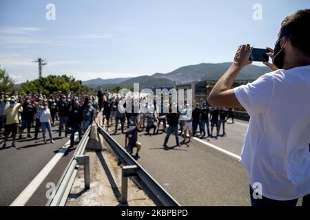 I lavoratori della fabbrica Montcada i Reixac, vicino a Barcellona, della società NISSAN hanno risposto con la combustione di pneumatici e tagli stradali all'annuncio della multinazionale automobile di chiudere tutti gli impianti in Catalogna alla fine di quest'anno, a Barcellona, in Spagna, il 28 maggio 2020. (Foto di Albert Llop/NurPhoto) Foto Stock