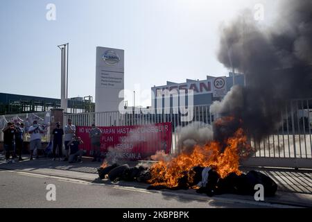 I lavoratori della fabbrica Montcada i Reixac, vicino a Barcellona, della società NISSAN hanno risposto con la combustione di pneumatici e tagli stradali all'annuncio della multinazionale automobile di chiudere tutti gli impianti in Catalogna alla fine di quest'anno, a Barcellona, in Spagna, il 28 maggio 2020. (Foto di Albert Llop/NurPhoto) Foto Stock