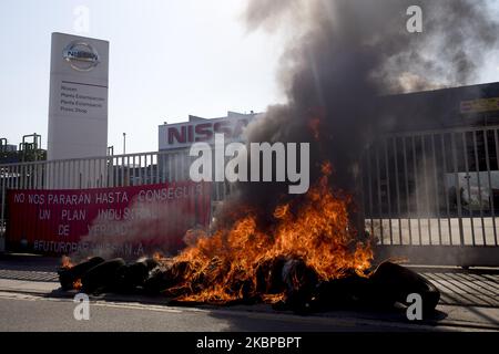 I lavoratori della fabbrica Montcada i Reixac, vicino a Barcellona, della società NISSAN hanno risposto con la combustione di pneumatici e tagli stradali all'annuncio della multinazionale automobile di chiudere tutti gli impianti in Catalogna alla fine di quest'anno, a Barcellona, in Spagna, il 28 maggio 2020. (Foto di Albert Llop/NurPhoto) Foto Stock