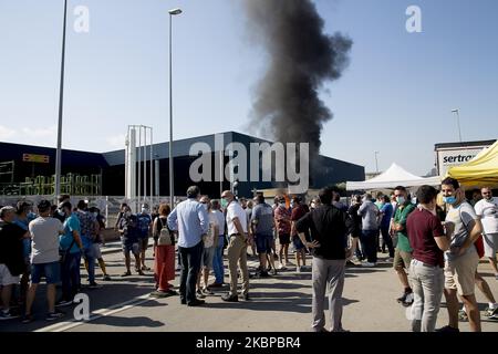 I lavoratori della fabbrica Montcada i Reixac, vicino a Barcellona, della società NISSAN hanno risposto con la combustione di pneumatici e tagli stradali all'annuncio della multinazionale automobile di chiudere tutti gli impianti in Catalogna alla fine di quest'anno, a Barcellona, in Spagna, il 28 maggio 2020. (Foto di Albert Llop/NurPhoto) Foto Stock