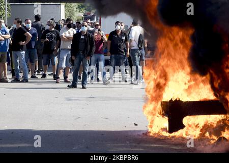 I lavoratori della fabbrica Montcada i Reixac, vicino a Barcellona, della società NISSAN hanno risposto con la combustione di pneumatici e tagli stradali all'annuncio della multinazionale automobile di chiudere tutti gli impianti in Catalogna alla fine di quest'anno, a Barcellona, in Spagna, il 28 maggio 2020. (Foto di Albert Llop/NurPhoto) Foto Stock