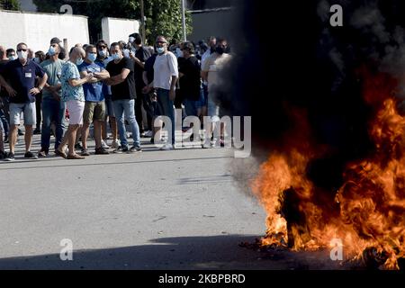I lavoratori della fabbrica Montcada i Reixac, vicino a Barcellona, della società NISSAN hanno risposto con la combustione di pneumatici e tagli stradali all'annuncio della multinazionale automobile di chiudere tutti gli impianti in Catalogna alla fine di quest'anno, a Barcellona, in Spagna, il 28 maggio 2020. (Foto di Albert Llop/NurPhoto) Foto Stock