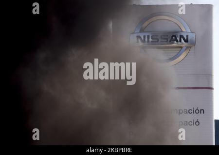 I lavoratori della fabbrica Montcada i Reixac, vicino a Barcellona, della società NISSAN hanno risposto con la combustione di pneumatici e tagli stradali all'annuncio della multinazionale automobile di chiudere tutti gli impianti in Catalogna alla fine di quest'anno, a Barcellona, in Spagna, il 28 maggio 2020. (Foto di Albert Llop/NurPhoto) Foto Stock