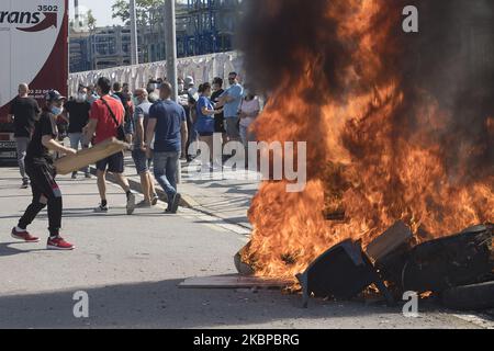 I lavoratori della fabbrica Montcada i Reixac, vicino a Barcellona, della società NISSAN hanno risposto con la combustione di pneumatici e tagli stradali all'annuncio della multinazionale automobile di chiudere tutti gli impianti in Catalogna alla fine di quest'anno, a Barcellona, in Spagna, il 28 maggio 2020. (Foto di Albert Llop/NurPhoto) Foto Stock
