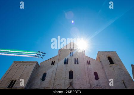 La squadra acrobatica nazionale italiana, la Frecce Tricolore, vola sul cielo di Bari di fronte alla Basilica di San Nicola il 28 maggio 2020. In questi giorni, a causa della cancellazione della giornata nazionale a Roma per l'epidemia di Covid-19, la pattuglia acrobatica nazionale (PAN) effettuerà una serie di volate, toccando tutte le regioni italiane e abbracciando simbolicamente la nazione con i fumi tricolore come segno di unità, solidarietà e recupero (Foto di Davide Pischettola/NurPhoto) Foto Stock