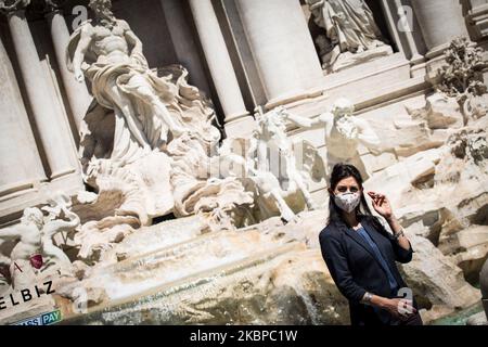 Il sindaco Virginia Raggi partecipa a una presentazione degli scooter elettrici Helbiz, azienda di trasporto intra-urbano italo-americana, il 28 maggio 2020 alla Fontana di Trevi a Roma, mentre il paese facilita il suo blocco per frenare la diffusione dell'infezione da COVID-19, causata dal nuovo coronavirus il 28 maggio, 2020 a Roma, Italia. (Foto di Andrea Ronchini/NurPhoto) Foto Stock