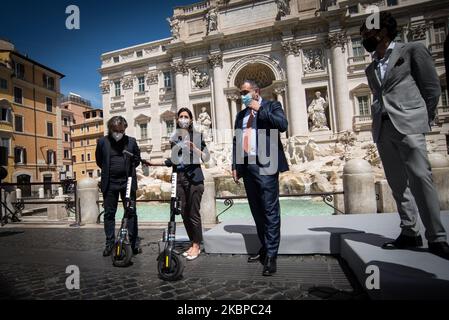 Il sindaco Virginia Raggi partecipa a una presentazione degli scooter elettrici Helbiz, azienda di trasporto intra-urbano italo-americana, il 28 maggio 2020 alla Fontana di Trevi a Roma, mentre il paese facilita il suo blocco per frenare la diffusione dell'infezione da COVID-19, causata dal nuovo coronavirus il 28 maggio, 2020 a Roma, Italia. (Foto di Andrea Ronchini/NurPhoto) Foto Stock