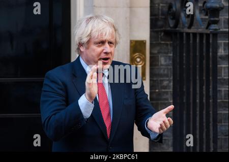 Il primo ministro britannico Boris Johnson si aggancia fuori 10 Downing Street durante l'applauso settimanale 'Clap for Our Carers' per l'NHS e i lavoratori chiave in prima linea della pandemia di coronavirus (Covid-19) il 28 maggio 2020 a Londra, Inghilterra. La fondatrice della manifestazione, la sig.ra Annemarie Plas, ha suggerito che, dopo gli applausi del 10th di questa settimana, la manifestazione di apprezzamento dovrebbe essere resa un evento annuale per evitare che venga politicizzata. (Foto di Wiktor Szymanowicz/NurPhoto) Foto Stock