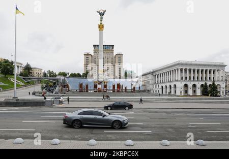 Alcune persone camminano attraverso la piazza dell'Indipendenza a Kyiv, Ucraina, 28 maggio 2020. Il Gabinetto dei ministri ucraino ha introdotto la cosiddetta quarantena adattativa in tutto il paese a partire dal 22 maggio, in cui la stretta applicabile delle misure di quarantena delegate alle autorità regionali (Foto di Sergi Kharchenko/NurPhoto) Foto Stock