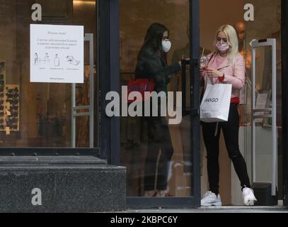 Le donne lasciano il negozio in via Khreshchatyk a Kiev, Ucraina, 28 maggio 2020. Il Gabinetto dei ministri ucraino ha introdotto la cosiddetta quarantena adattativa in tutto il paese a partire dal 22 maggio, in cui la stretta applicabile delle misure di quarantena delegate alle autorità regionali (Foto di Sergi Kharchenko/NurPhoto) Foto Stock