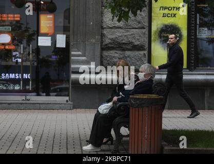 La gente è in via Khreshchatyk a Kyiv, Ucraina, 28 maggio 2020. Il Gabinetto dei ministri ucraino ha introdotto la cosiddetta quarantena adattativa in tutto il paese a partire dal 22 maggio, in cui la stretta applicabile delle misure di quarantena delegate alle autorità regionali (Foto di Sergi Kharchenko/NurPhoto) Foto Stock