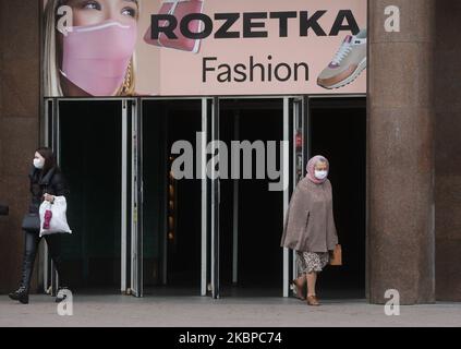 La gente esce da una stazione della metropolitana di Khreshchatyk a Kiev, Ucraina, 28 maggio 2020. Il Gabinetto dei ministri ucraino ha introdotto la cosiddetta quarantena adattativa in tutto il paese a partire dal 22 maggio, in cui la stretta applicabile delle misure di quarantena delegate alle autorità regionali (Foto di Sergi Kharchenko/NurPhoto) Foto Stock