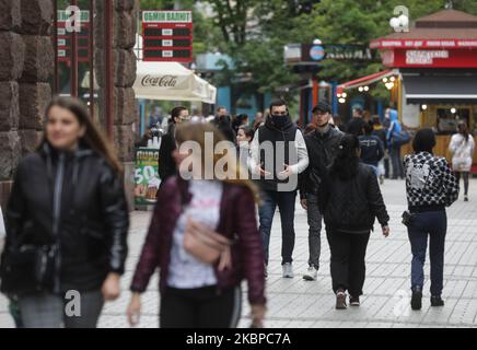 La gente cammina in una via Khreshchatyk a Kyiv, Ucraina, 28 maggio 2020. Il Gabinetto dei ministri ucraino ha introdotto la cosiddetta quarantena adattativa in tutto il paese a partire dal 22 maggio, in cui la stretta applicabile delle misure di quarantena delegate alle autorità regionali (Foto di Sergi Kharchenko/NurPhoto) Foto Stock