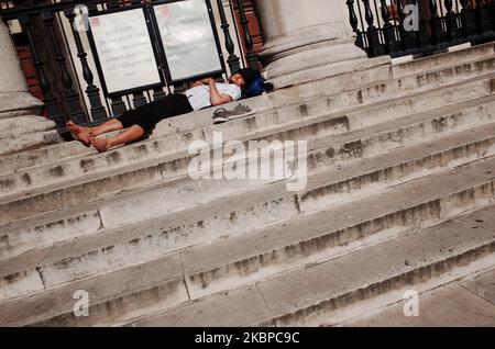 Un senzatetto dorme sui gradini della chiesa di St Martin-in-the-Fields accanto a Trafalgar Square a Londra, Inghilterra, il 28 maggio 2020. Il Regno Unito si trova ora alla sua decima settimana di blocco del coronavirus, con un totale di morti che si è ora posto a 37.837, secondo il conteggio aggiornato di oggi dal Dipartimento della Salute e dell'assistenza sociale. Il primo ministro britannico Boris Johnson nel frattempo rimane sotto la pressione inarrestabile per il suo rifiuto di saccheggiare il suo primo aiutante, Dominic Cummings, che è accusato di aver violato le severe istruzioni di rimanere a casa guidando con sua moglie e suo figlio da Londra alla contea di Durham il 27 marzo a st Foto Stock