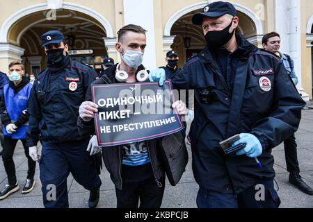 Gli agenti di polizia detengono un dimostratore durante una protesta per un periodo di 15 giorni di carcere consegnato a un giornalista, a San Pietroburgo, in Russia, il 28 maggio 2020. (Foto di Valya Egorshin/NurPhoto) Foto Stock