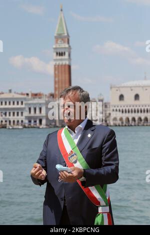 Luigi Brugnaro, sindaco di Venezia, attende l'esibizione della squadra di aerobica italiana frecce Tricolori che sorvolano la Basilica di San Marco nell'ambito delle celebrazioni per il 74th° anniversario della proclamazione della Repubblica Italiana il 29 maggio 2020 a Venezia. La pattuglia acrobatica nazionale effettuerà una serie di volate durante una parata aerea di una settimana in tutte le regioni italiane, come un abbraccio simbolico della nazione con i fumi tricolori e come segno di unità, solidarietà e recupero. Il team di esposizione dell'aeronautica militare italiana si trova in tutta la penisola. (Foto b Foto Stock