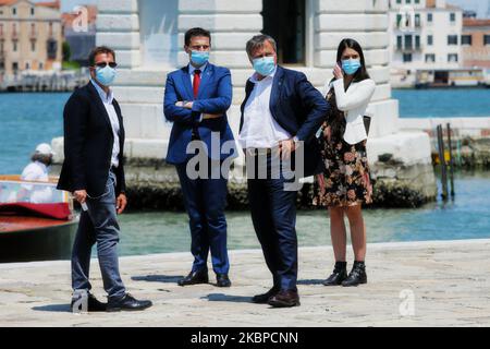 Luigi Brugnaro, sindaco di Venezia, attende l'esibizione della squadra di aerobica del Italyâ frecce Tricolori che sorvolano la Basilica di San Marco nell'ambito delle celebrazioni per il 74th° anniversario della proclamazione della Repubblica Italiana il 29 maggio 2020 a Venezia. La pattuglia acrobatica nazionale effettuerà una serie di volate durante una parata aerea di una settimana in tutte le regioni del Italyâ come un abbraccio simbolico della nazione con i fumi tricolori e come segno di unità, solidarietà e recupero. Il team di esposizione dell'aeronautica militare italiana si trova in tutta la penisola. (Pho Foto Stock