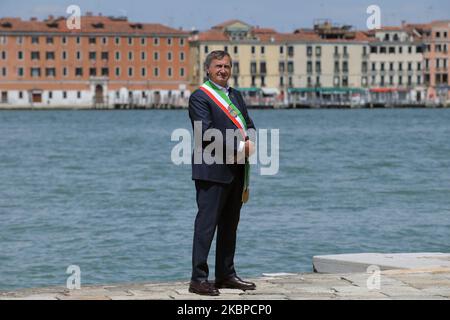 Luigi Brugnaro, sindaco di Venezia, attende l'esibizione della squadra di aerobica italiana frecce Tricolori che sorvolano la Basilica di San Marco nell'ambito delle celebrazioni per il 74th° anniversario della proclamazione della Repubblica Italiana il 29 maggio 2020 a Venezia. La pattuglia acrobatica nazionale effettuerà una serie di volate durante una parata aerea di una settimana in tutte le regioni italiane, come un abbraccio simbolico della nazione con i fumi tricolori e come segno di unità, solidarietà e recupero. Il team di esposizione dell'aeronautica militare italiana si trova in tutta la penisola. (Foto b Foto Stock