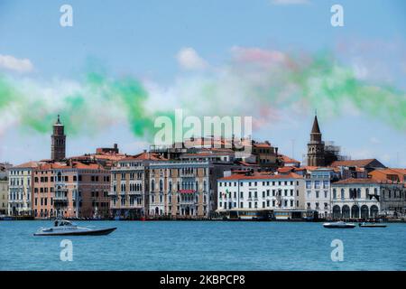 Il team di aerobica di ItalyÂ frecce Tricolori sorvola Venezia nel quadro delle celebrazioni per il 74th° anniversario della proclamazione della Repubblica Italiana il 29 maggio 2020 a Venezia. La pattuglia acrobatica nazionale effettuerà una serie di volate durante una parata aerea di una settimana in tutte le regioni del Italyâ come un abbraccio simbolico della nazione con i fumi tricolori e come segno di unità, solidarietà e recupero. Il team di esposizione dell'aeronautica militare italiana si trova in tutta la penisola. (Foto di Giuseppe Cottini/NurPhoto) Foto Stock