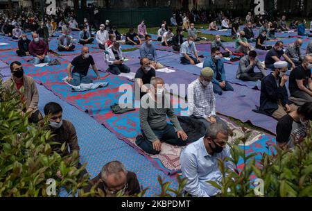 Gli adoratori che indossano maschere protettive mantengono una distanza sociale richiesta durante la preghiera del venerdì fuori dalla Moschea di Sultanahmet (blu) a Istanbul, Turchia il 29 maggio 2020. Gli adoratori in Turchia hanno tenuto le loro prime preghiere del venerdì comune in 74 giorni dopo che il governo ha parzialmente riaperto alcune moschee come parte del suo processo di normalizzazione dopo la diffusione della pandemia COVID-19, causata dal nuovo coronavirus. (Foto di Erhan Demirtas/NurPhoto) Foto Stock