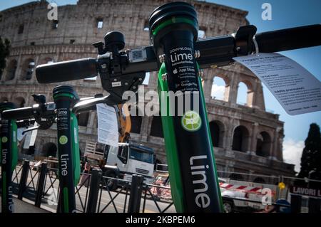 Il sindaco di Roma Virginia Raggi parteciperà alla presentazione degli scooter elettrici della compagnia americana Lime nel centro di Roma, in Italia, il 30 maggio 2020. Molte aziende italiane sono state in grado di riaprire le porte, dopo più di due mesi di blocco nazionale per frenare la diffusione del Covid-19. (Foto di Andrea Ronchini/NurPhoto) Foto Stock